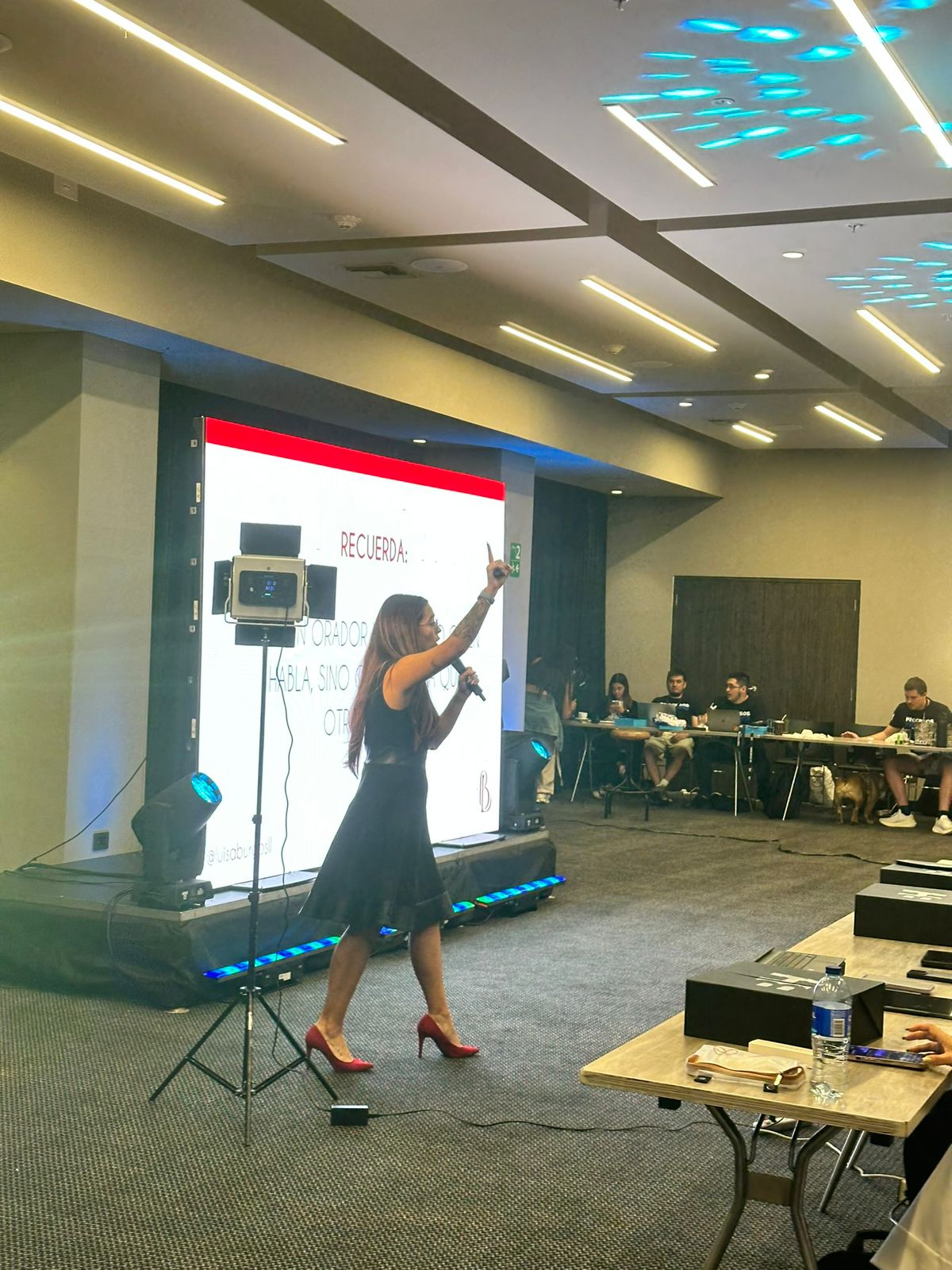Luisa Burgos en escena durante una conferencia